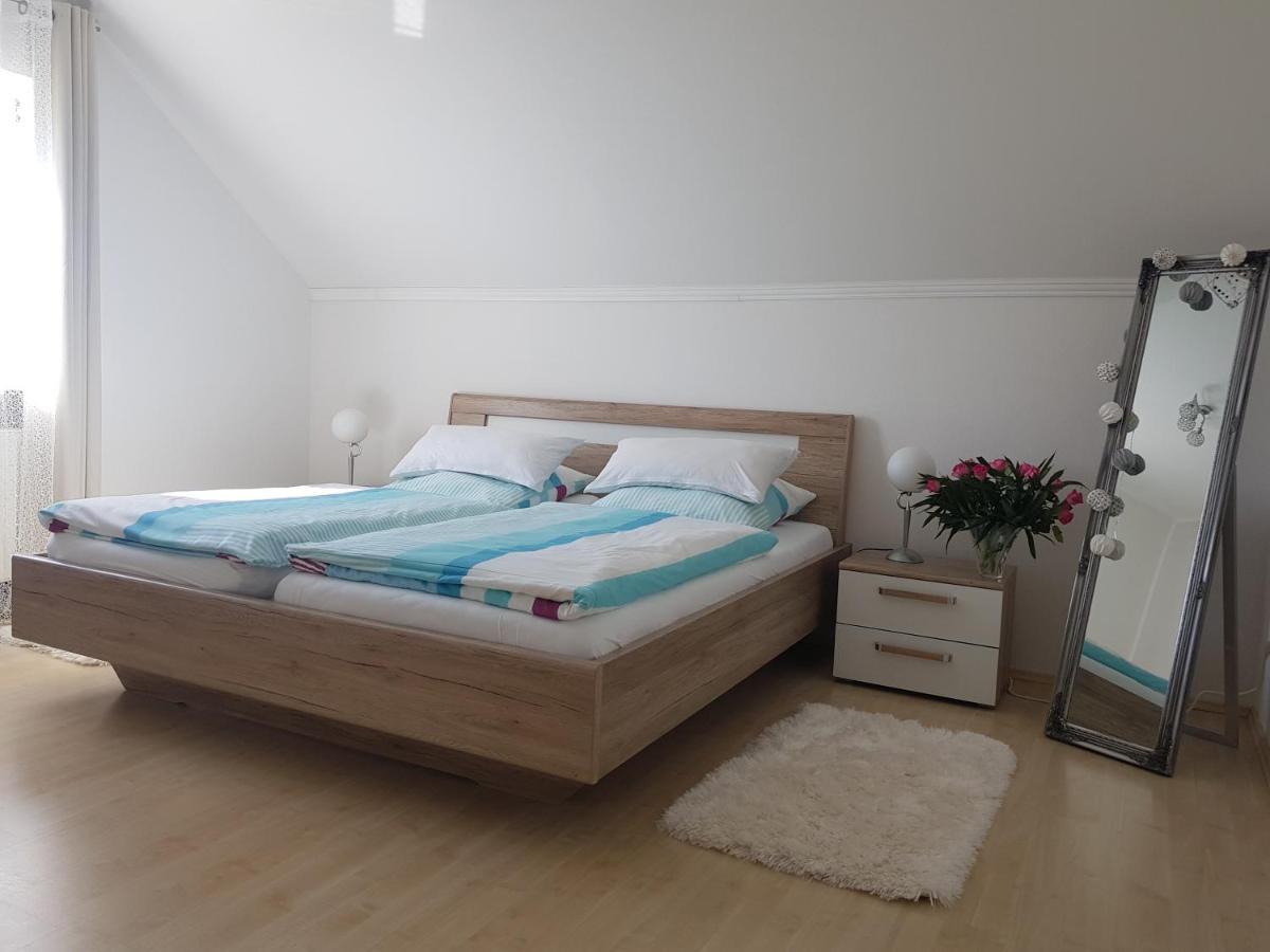 Ferienwohnung Toni Mit Balkon Und Garten Pemfling Exterior foto